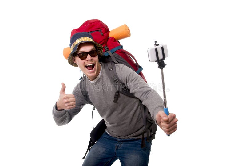 Backpacker joven del viajero que toma la foto del selfie con la mochila que lleva del palillo lista para la aventura fotos de archivo libres de regalías Backpacker joven del viajero que toma la foto del selfie con la mochila que lleva del palillo lista para la aventura fotos de archivo libres de regalías