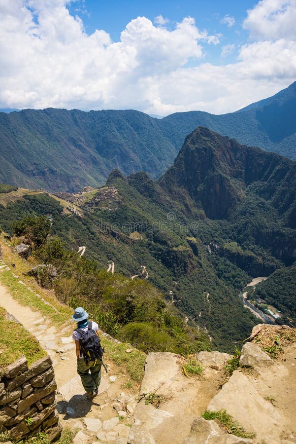 Backpacker op Inca Trail, exploratie van Machu Picchu, de meest bezochte reisbestemming in Peru De zomeravonturen in Zuiden Ame stock fotografie Backpacker op Inca Trail, exploratie van Machu Picchu, de meest bezochte reisbestemming in Peru De zomeravonturen in Zuiden Ame stock fotografie