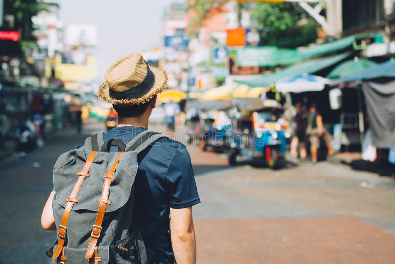 Backpacker que viaja asiático joven en mercado al aire libre del camino de Khaosan