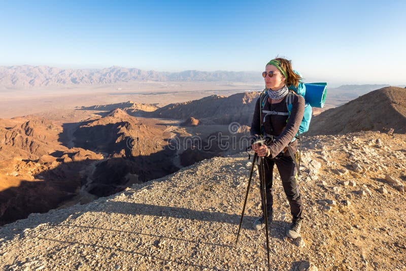 Backpacker νέα άποψη φαραγγιών ακρών βουνών ερήμων γυναικών μόνιμη στοκ φωτογραφία