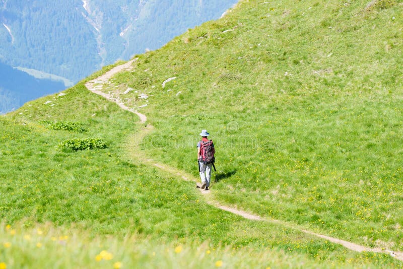 Backpacker που περπατά στο ίχνος πεζοπορίας στο βουνό Θερινές διακοπές θερινών περιπετειών στις Άλπεις Άνθρωποι Wanderlust που τα στοκ εικόνες Backpacker που περπατά στο ίχνος πεζοπορίας στο βουνό Θερινές διακοπές θερινών περιπετειών στις Άλπεις Άνθρωποι Wanderlust που τα στοκ εικόνες
