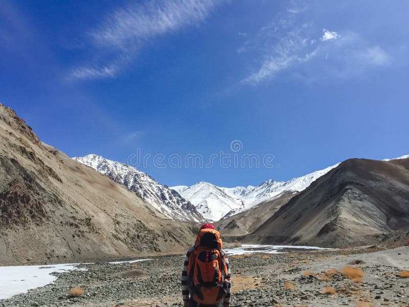Backpacker человека путешествуя пеший туризм в летних каникулах приключения концепции успеха образа жизни перемещения гор активны стоковое изображение rf Backpacker человека путешествуя пеший туризм в летних каникулах приключения концепции успеха образа жизни перемещения гор активны стоковое изображение rf