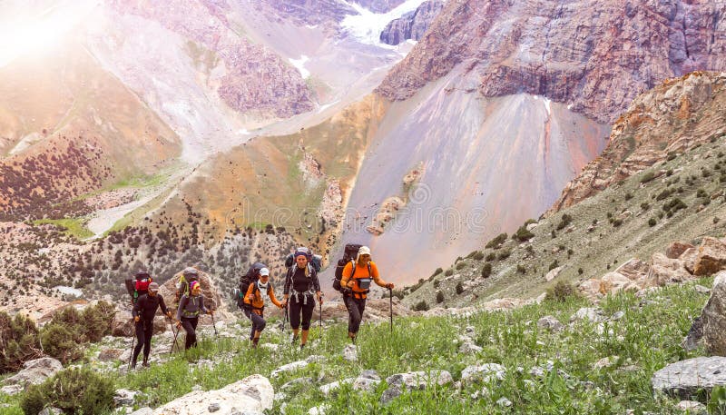Backpackers chodzi na Halnym śladzie zdjęcie stock Backpackers chodzi na Halnym śladzie zdjęcie stock
