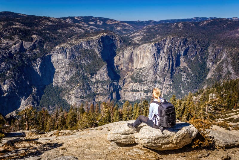 Backpacking in the Yosemite National Park, Woman Enjoying the View ... - Backpacking Yosemite National Park Woman Enjoying View Backpacking Yosemite National Park Woman Enjoying 195287658