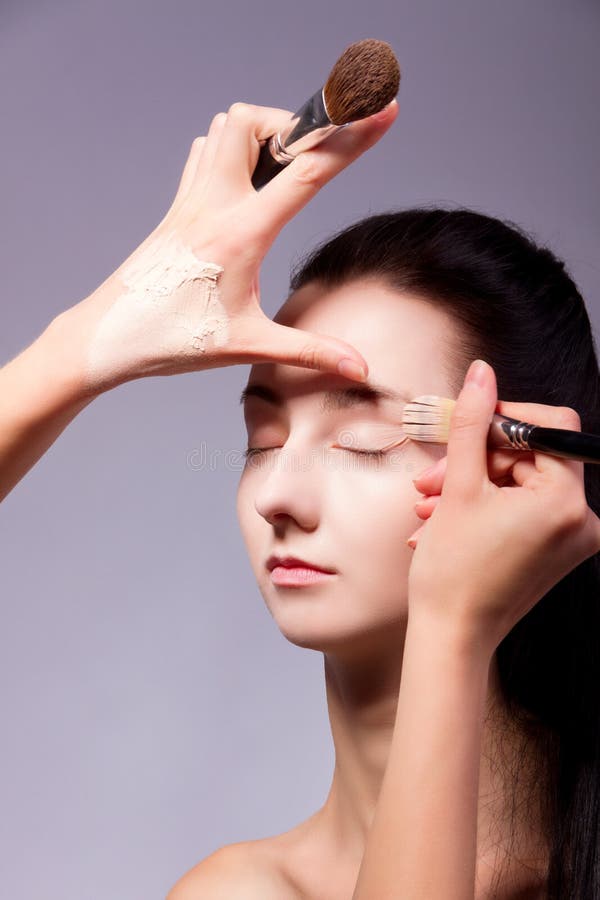 backstabbing Makeupprocess med makeuphjälpmedel arkivfoto backstabbing Makeupprocess med makeuphjälpmedel arkivfoto