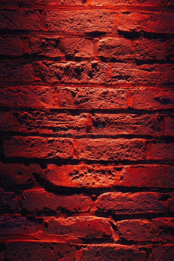 Backsteinmauer und rote Leuchte nachts lizenzfreie stockbilder Backsteinmauer und rote Leuchte nachts lizenzfreie stockbilder