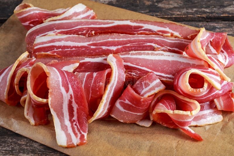 Bacon affettato striato affumicato crudo su carta sgualcita