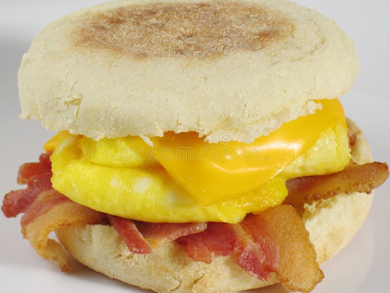 Začať ráno právo s týmto chutné sandwich anglický muffin, plnené slanina, vajcia a syr! 