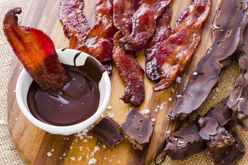 Bacon coperto di cioccolato fotografia stock Bacon coperto di cioccolato fotografia stock