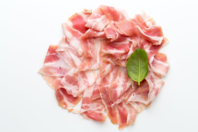 Bacon fresco sui precedenti isolati fotografia stock libera da diritti Bacon fresco sui precedenti isolati fotografia stock libera da diritti