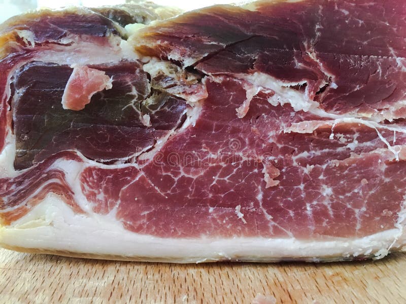Bacon fumado do prosciutto delicioso com especiarias Parte inteira de crudo do prosciuto, bacon da fatia Crudo de prosciuto da ca imagem de stock Bacon fumado do prosciutto delicioso com especiarias Parte inteira de crudo do prosciuto, bacon da fatia Crudo de prosciuto da ca imagem de stock
