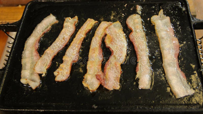 Bacon im Grill mit glänzenden Fettblasen oben stockfoto Bacon im Grill mit glänzenden Fettblasen oben stockfoto