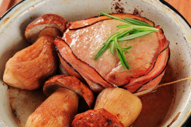 Bacon-verpakte varkensvleesfilet en paddestoelen royalty-vrije stock afbeelding Bacon-verpakte varkensvleesfilet en paddestoelen royalty-vrije stock afbeelding