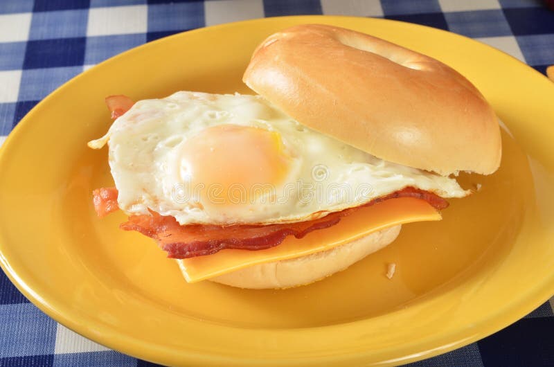 Baconei en kaassandwich royalty-vrije stock foto Baconei en kaassandwich royalty-vrije stock foto