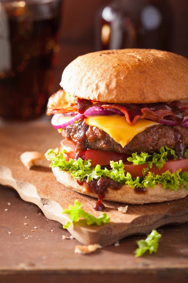 Baconosthamburgare med cola för lök för tomat för nötköttliten pastej fotografering för bildbyråer Baconosthamburgare med cola för lök för tomat för nötköttliten pastej fotografering för bildbyråer