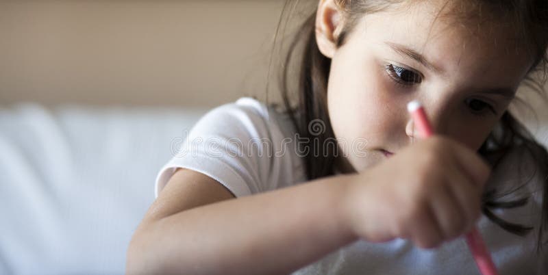 Baczny 5 lat dziecka dziewczyny obraz z porady piórem