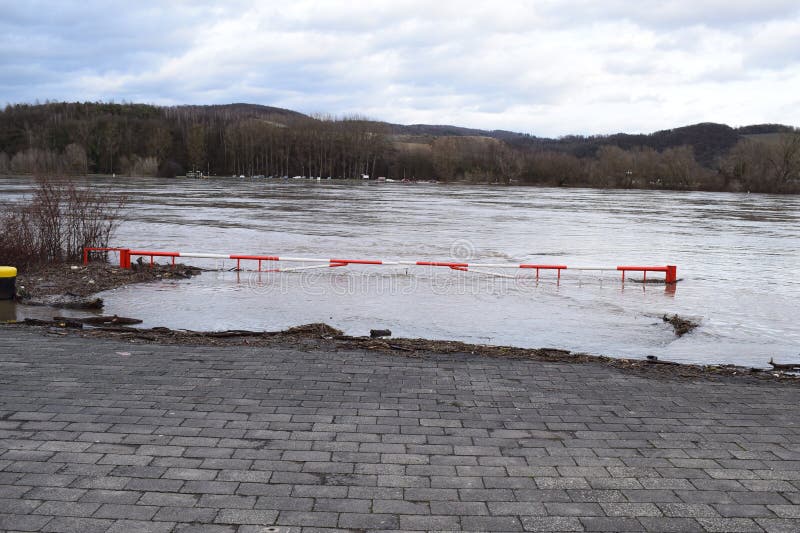 Povodeň z rýn čoskoro v 2024 v nemecko zatopené niekoľko mesta.