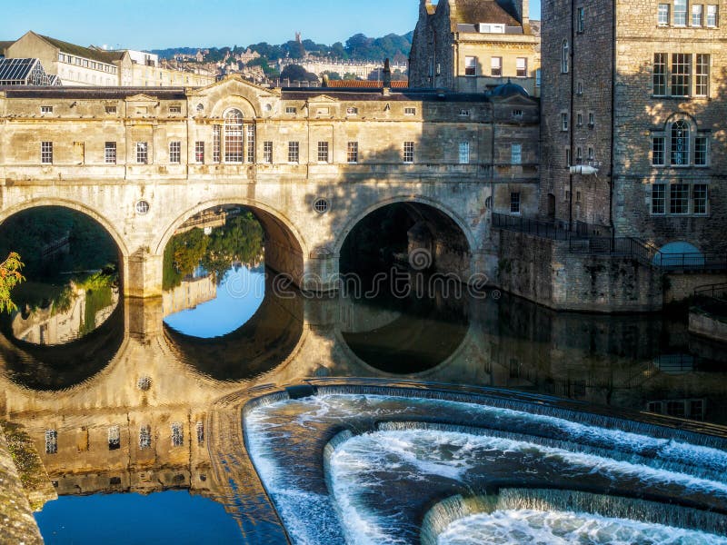 BAD, SOMERSET/UK - 02 OKTOBER: Mening van de Brug en Wei van Pulteney royalty-vrije stock foto's BAD, SOMERSET/UK - 02 OKTOBER: Mening van de Brug en Wei van Pulteney royalty-vrije stock foto's