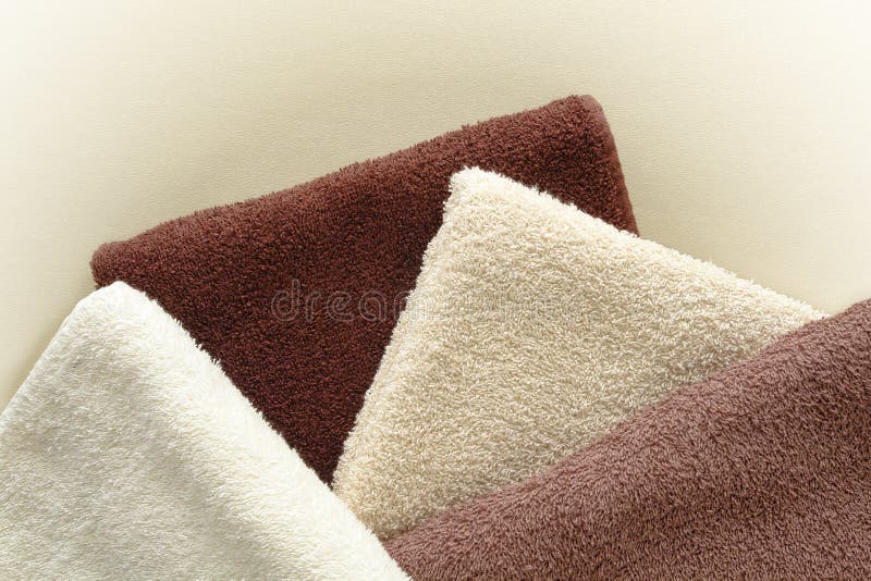 Bada den fluffiga soften för beige brun bomull till handdukar royaltyfri foto