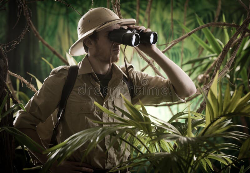 Badacz w dżungli z lornetkami