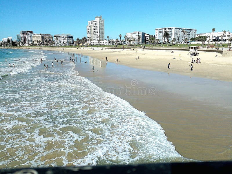 Badande som har ett fantastiskt väder i Hobie Beach Port Elizabeth Sydafrika. arkivfoton