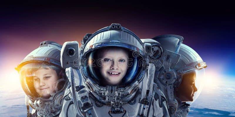 Badanie przestrzeni kosmicznej Multimedia mieszane. Dzieciak i dziewczynka astronauta w kosmosie nad Ziemią Elementy tego obrazu dostarczone przez NASA