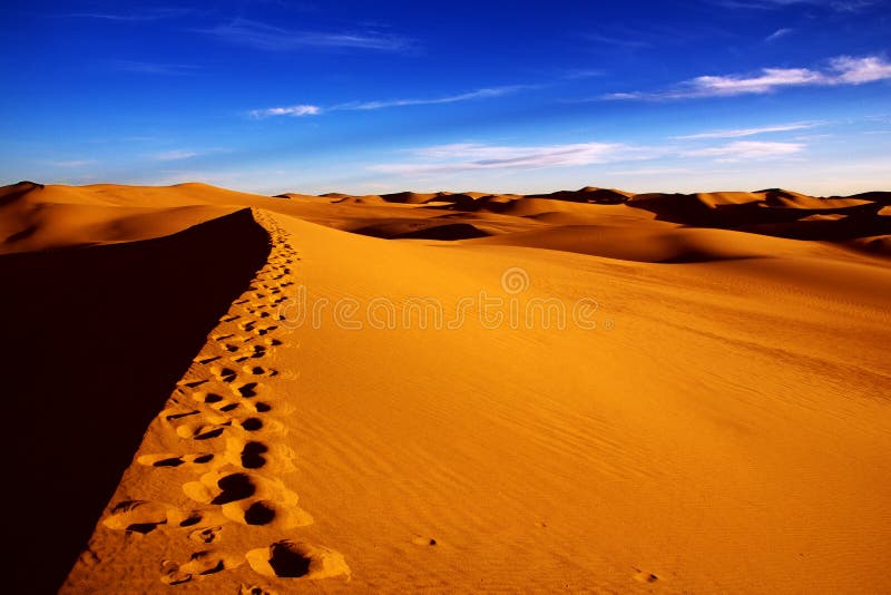 Badanjilin Deserto, si trova nella zona occidentale della Mongolia Interna Regione Autonoma, è il più grande deserto in Cina.