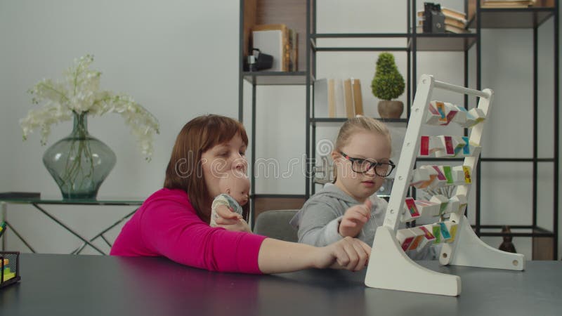 Badare alla mamma con la sindrome di Down, fare terapia di discorsi archivi video
