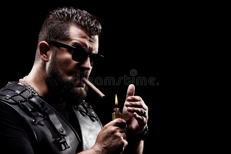 Badass cyklist som upp tänder en cigarett fotografering för bildbyråer Badass cyklist som upp tänder en cigarett fotografering för bildbyråer