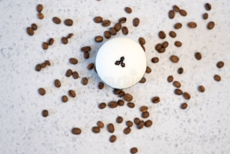 Badebomben mit Kaffeebohnen auf einem weißen Hintergrund stockbild Badebomben mit Kaffeebohnen auf einem weißen Hintergrund stockbild