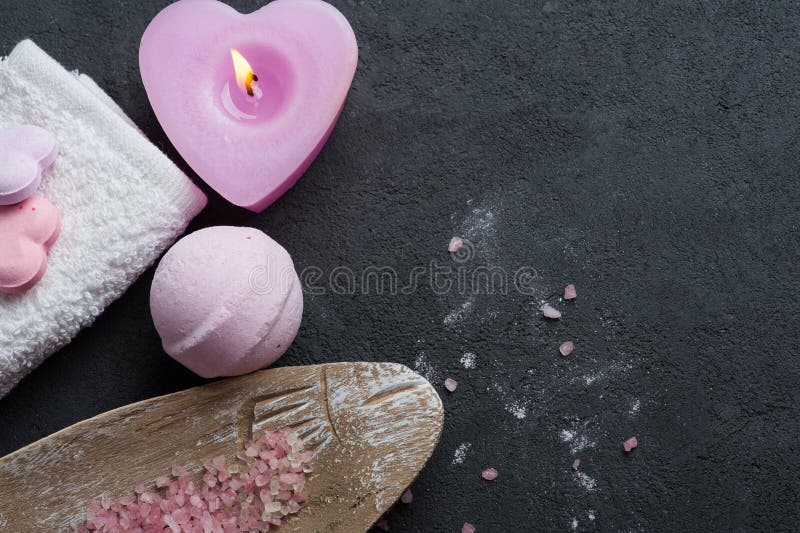 Badebombenahaufnahme mit rosa brennender Kerze stockfoto Badebombenahaufnahme mit rosa brennender Kerze stockfoto