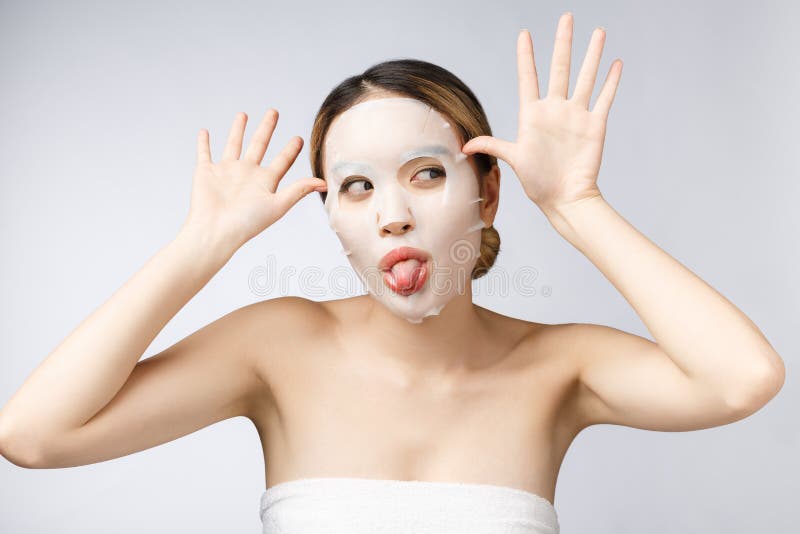Badekurort, Gesundheitspflege Asiatisches Mädchen mit einem kosmetischen Maskenisolat auf Weiß lizenzfreies stockbild Badekurort, Gesundheitspflege Asiatisches Mädchen mit einem kosmetischen Maskenisolat auf Weiß lizenzfreies stockbild