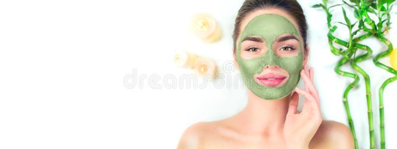 Badekurort Junge Frau, die grüne Lehmim gesichtmaske im Badekurortsalon anwendet Schönheits-Behandlungen Skincare