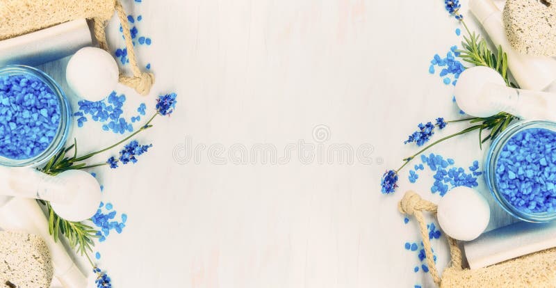 Badekurorteinstellung mit Lavendelblumen, Seesalz und Wellnesswerkzeugen auf hellem Hintergrund, Draufsicht stockfotos Badekurorteinstellung mit Lavendelblumen, Seesalz und Wellnesswerkzeugen auf hellem Hintergrund, Draufsicht stockfotos