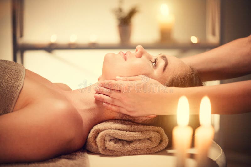 Badekurortgesichtsbehandlung Massage Brunettefrau, die entspannende Gesichtsmassage genießt
