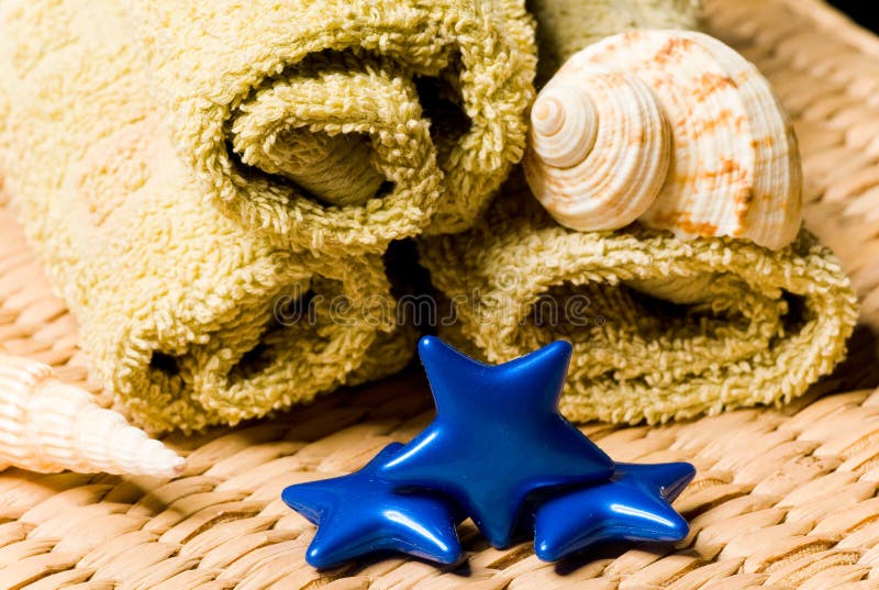 Badekurortsachen auf einem hölzernen Korb stockbild Badekurortsachen auf einem hölzernen Korb stockbild