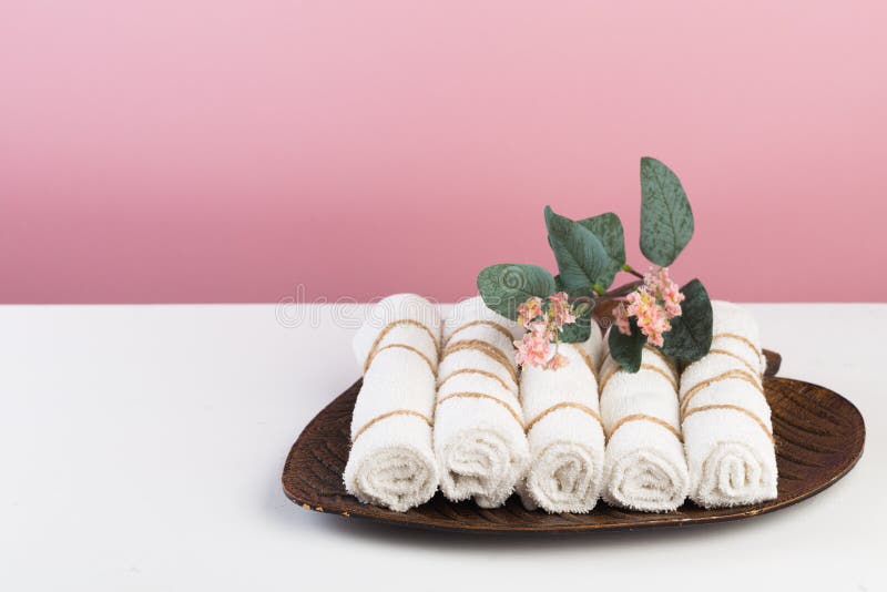Badekurortstillleben mit aromatischen Kerzen, Blume und Tuch - Bild stockbild Badekurortstillleben mit aromatischen Kerzen, Blume und Tuch - Bild stockbild