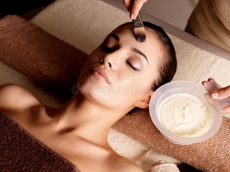 Badekurorttherapie für die Frau, die Gesichtsmaske empfängt