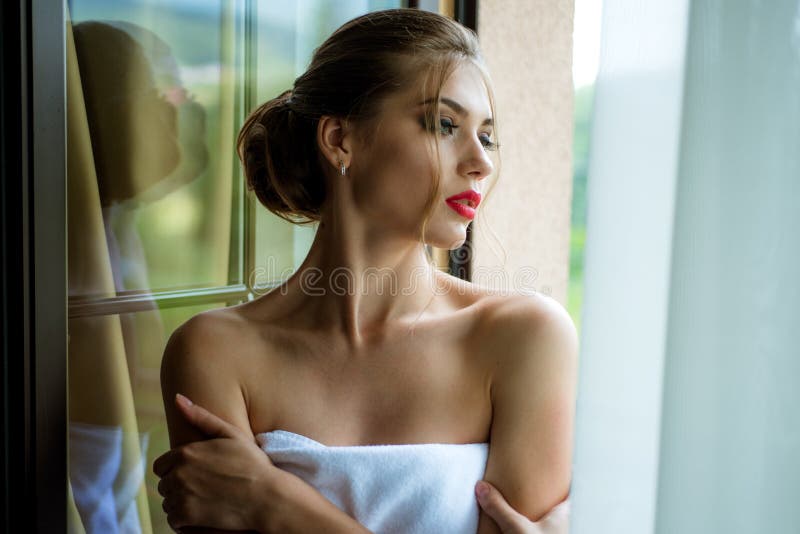 Bademantelfrau Elegante Schönheit mit perfektem bilden Schöne reizvolle junge Frau Art und Weisefoto lizenzfreie stockfotos Bademantelfrau Elegante Schönheit mit perfektem bilden Schöne reizvolle junge Frau Art und Weisefoto lizenzfreie stockfotos