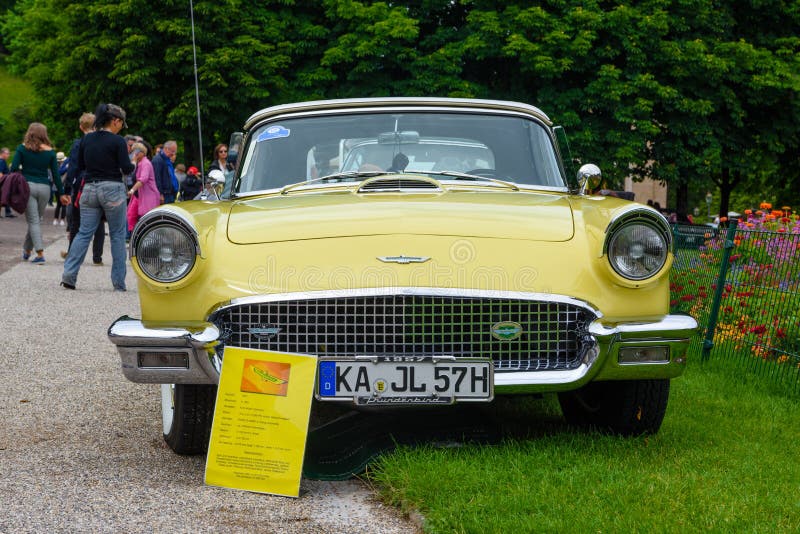 BADEN BADEN, GERMANIA - LUGLIO 2019: cabrio di prima generazione cabrio 1955, riunione di vecchia generazione a fotografia stock libera da diritti