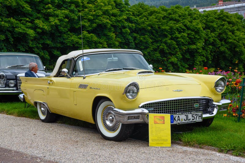 BADEN BADEN, GERMANIA - LUGLIO 2019: cabrio di prima generazione cabrio 1955, riunione di vecchia generazione a fotografia stock