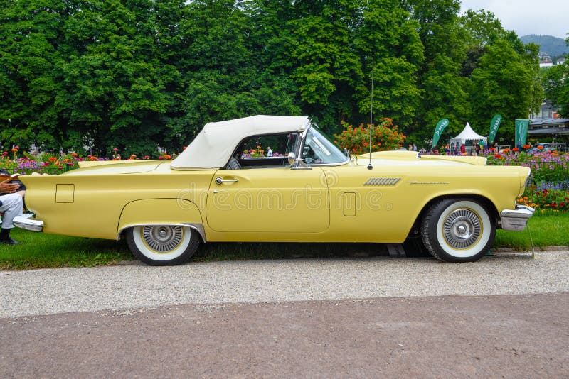 BADEN BADEN, GERMANIA - LUGLIO 2019: cabrio di prima generazione cabrio 1955, riunione di vecchia generazione a immagine stock libera da diritti