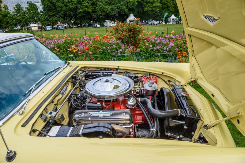 BADEN BADEN, GERMANIA - LUGLIO 2019: motore del cabrio di prima generazione di cabrio 1955, di prima generazione, di colore giall fotografie stock libere da diritti