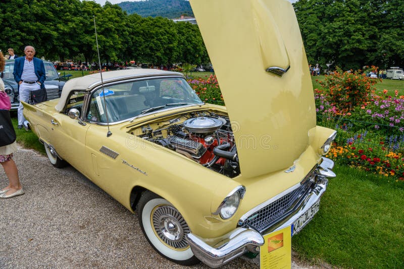 BADEN BADEN, GERMANIA - LUGLIO 2019: motore del cabrio di prima generazione di cabrio 1955, di prima generazione, di colore giall immagini stock libere da diritti