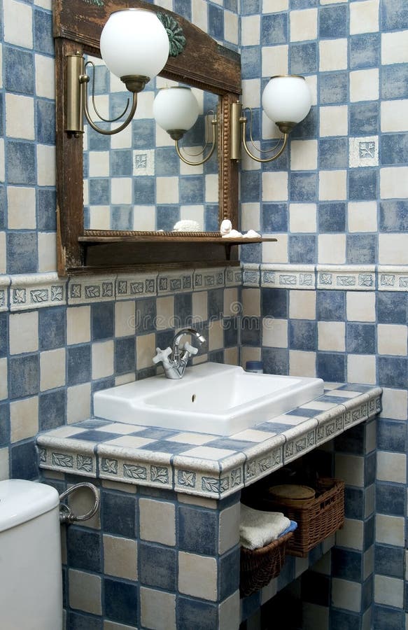 Blaues Und Weißes Rustikales Badezimmer. Stockfoto - Bild von hähne