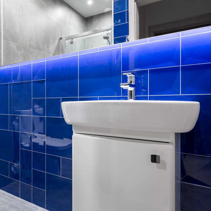 Badezimmer Mit Blauen Glatten Fliesen Stockbild - Bild von haus, leuchte: 84242591