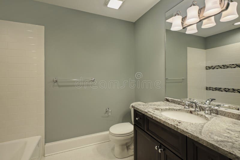 Badezimmer mit Granitgegenspitze lizenzfreie stockfotografie Badezimmer mit Granitgegenspitze lizenzfreie stockfotografie