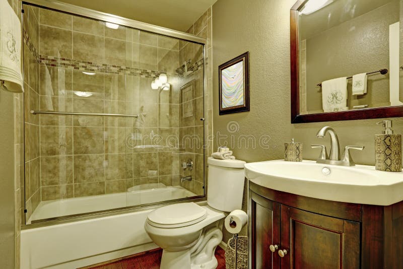 Badezimmerinnenraum mit Glasdusche stockfotografie Badezimmerinnenraum mit Glasdusche stockfotografie