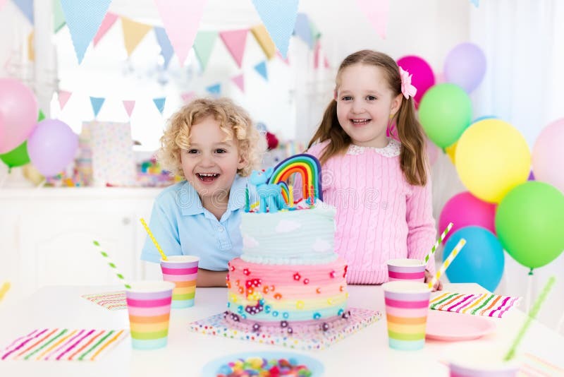 Badine la fête d'anniversaire avec le gâteau images libres de droits Badine la fête d'anniversaire avec le gâteau images libres de droits