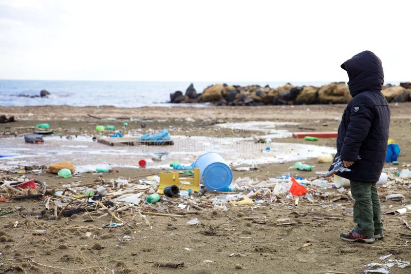 Badinez la pollution de observation sur la catastrophe écologique de plage images libres de droits Badinez la pollution de observation sur la catastrophe écologique de plage images libres de droits